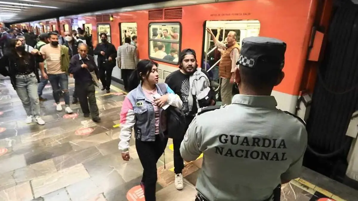 Guardia Nacional vigilando en Metro